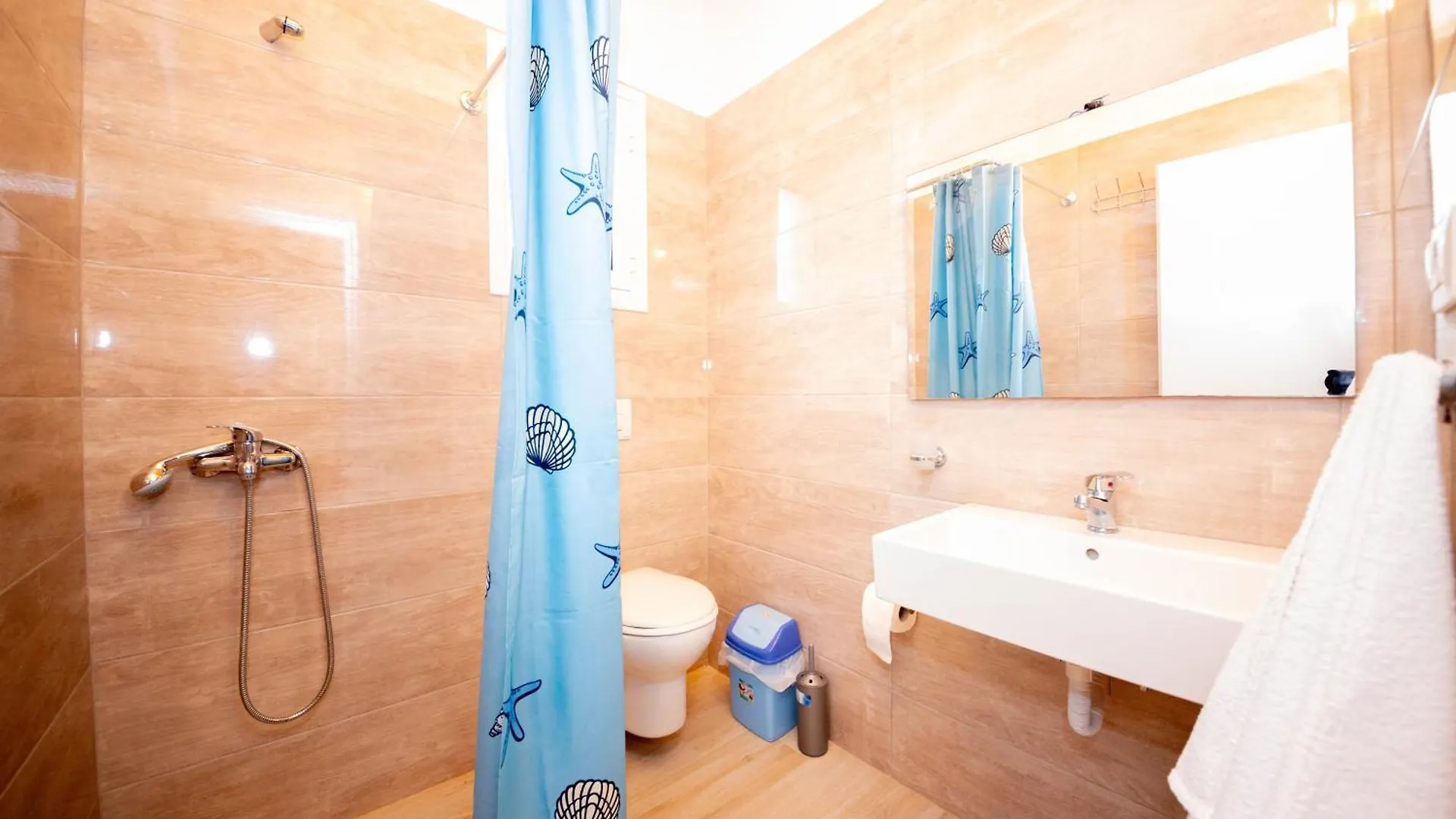 Villa Rondo Himare Guest house